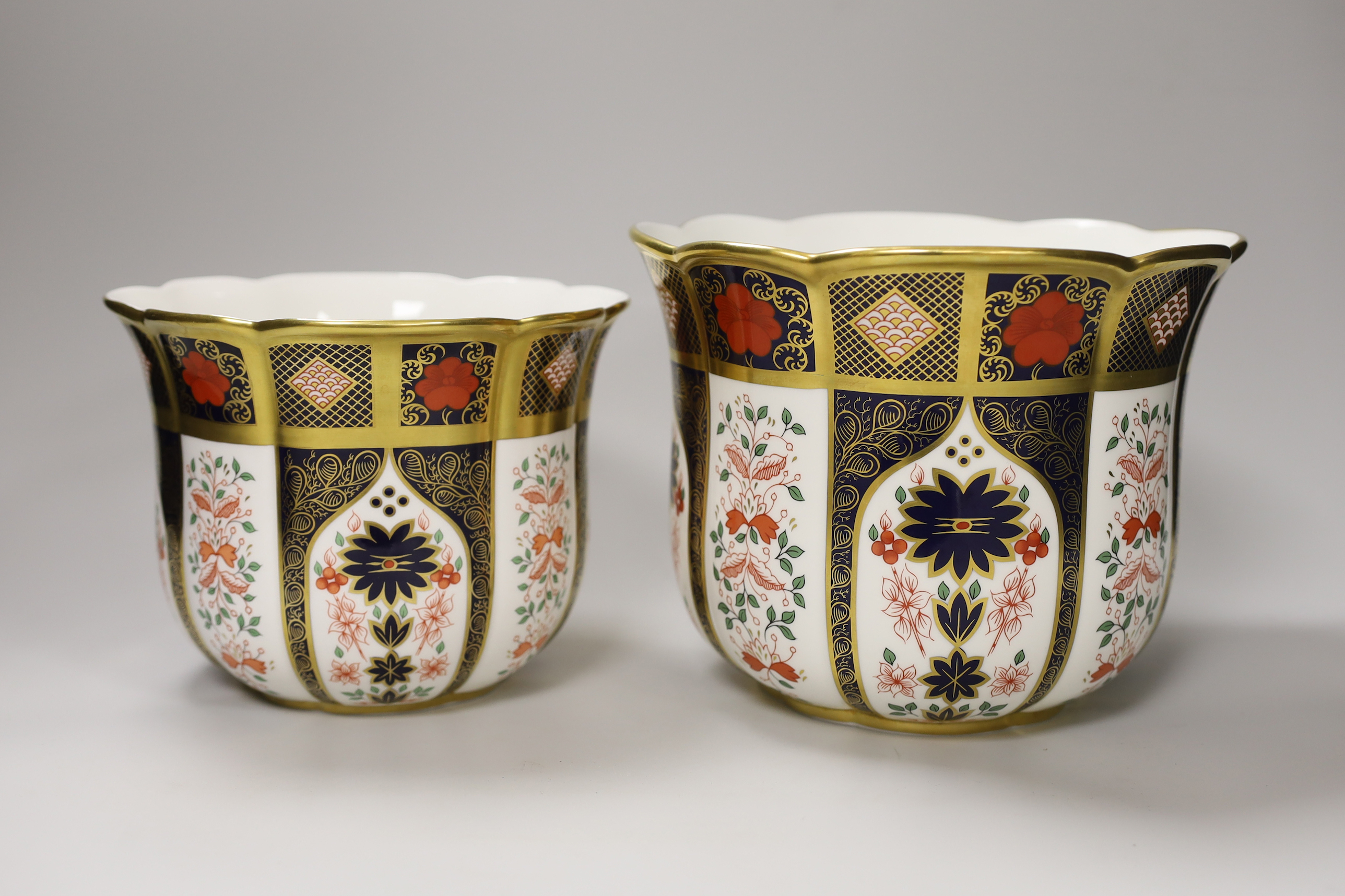 Two graduated Royal Crown Derby Old Imari pattern jardinières, each numbered 1128 to the base, the largest 17cm high x 21cm in diameter